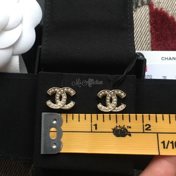 Sold Locally! CHANEL Gold CC Pearl Earrings - Picture 8 of 8